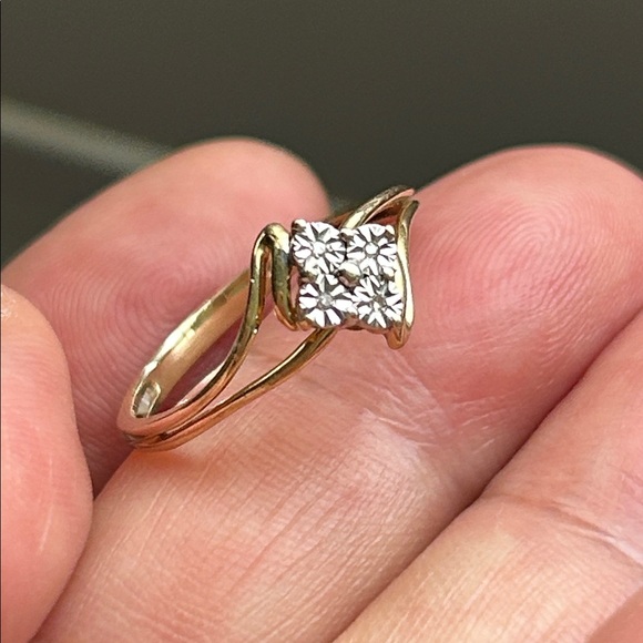 🖤10K solid gold ring with 4 of tiny diamond chips